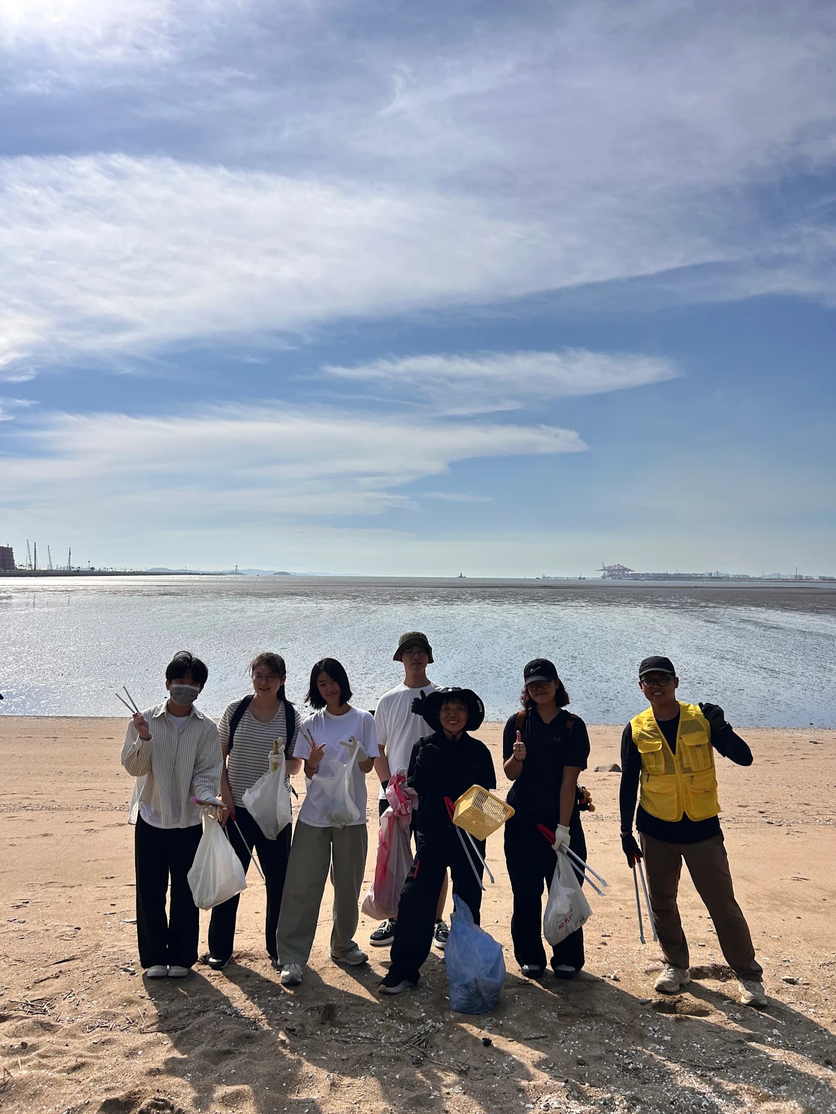 해변 정화를 위한 첫 한걸음