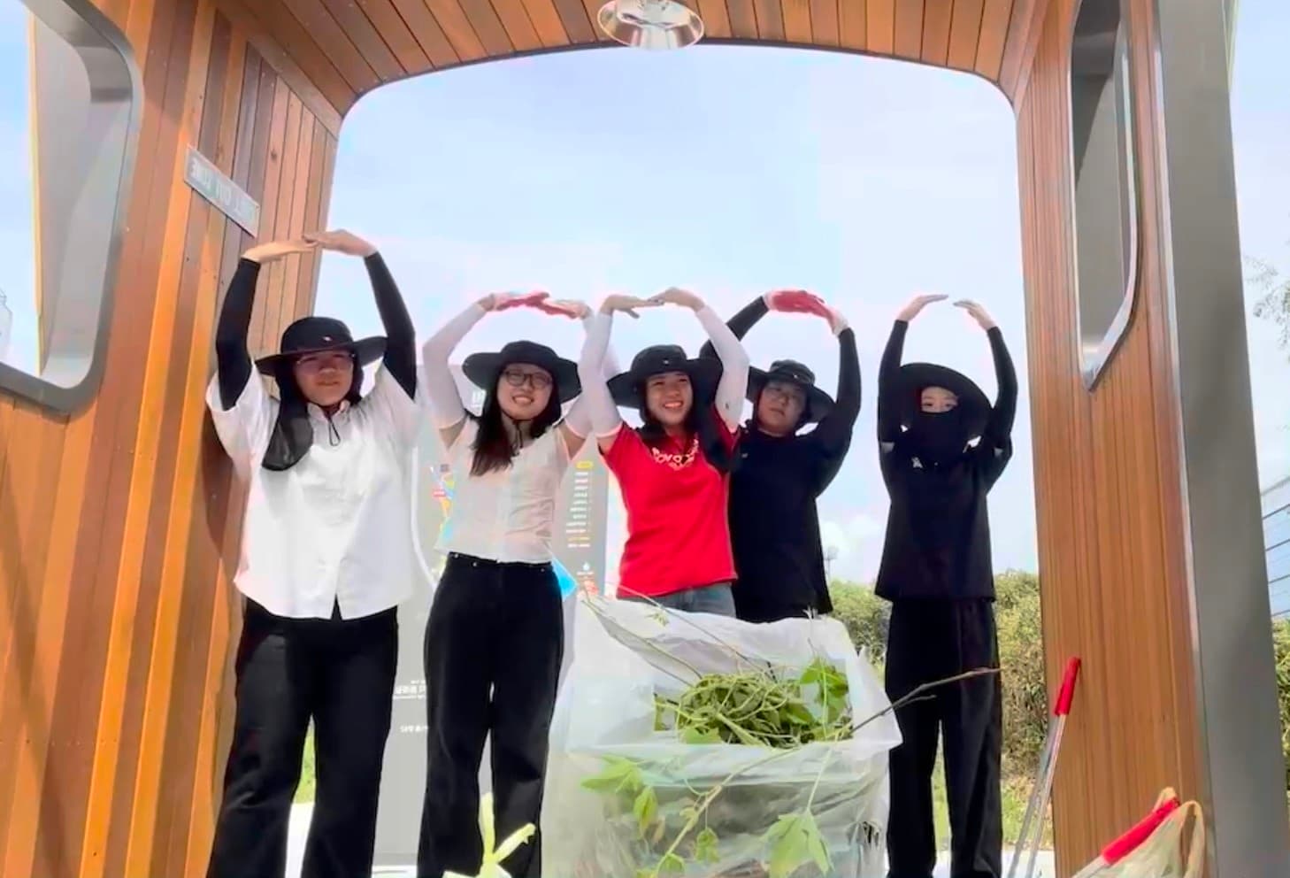 생태계 교란식물을 제거함으로써 천호지의 생태계를 보호하고 생물 다양성 회복 및 플로깅